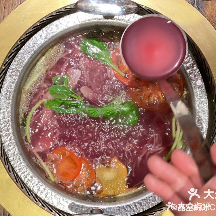 服务员莔小鱼全程服务态度非常好 点了招牌粉酸汤