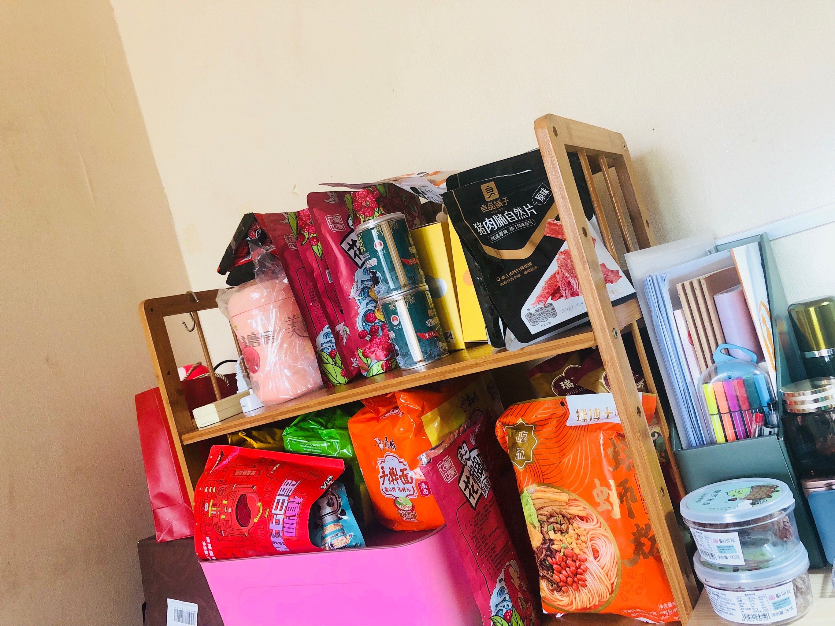 满满登登的零食架