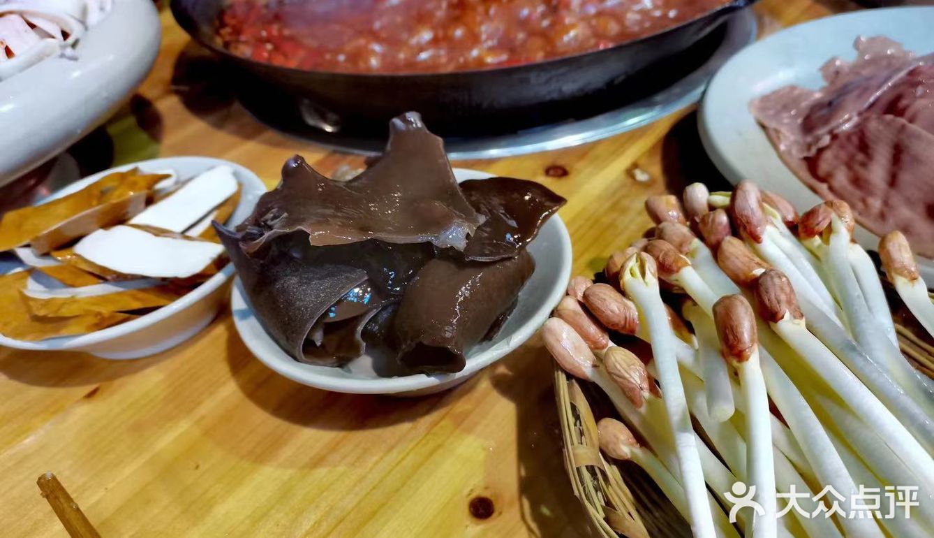 晒完太阳吃火锅，到火锅一条街吃大龙