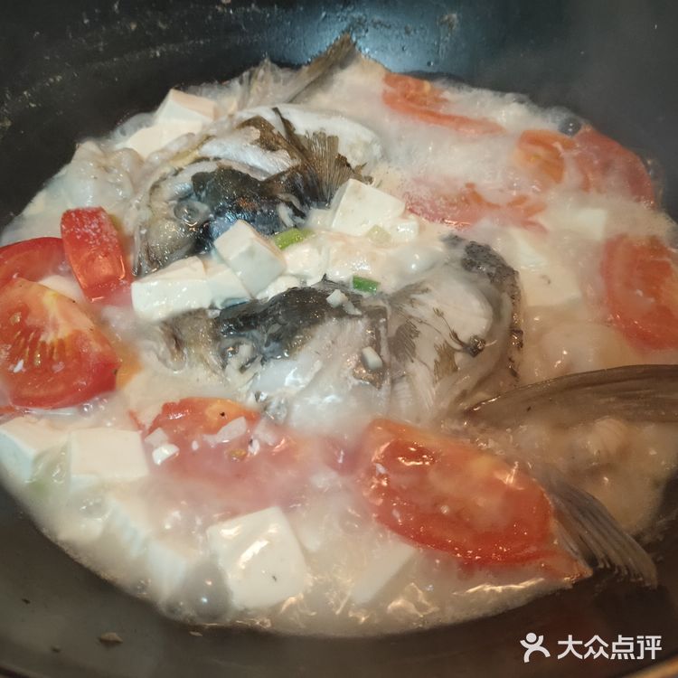 美白又养颜的元气鱼头豆腐汤。