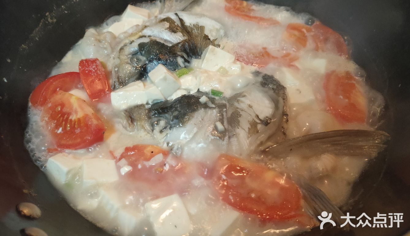 美白又养颜的元气鱼头豆腐汤。