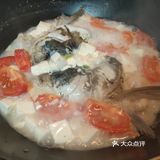 美白又养颜的元气鱼头豆腐汤。