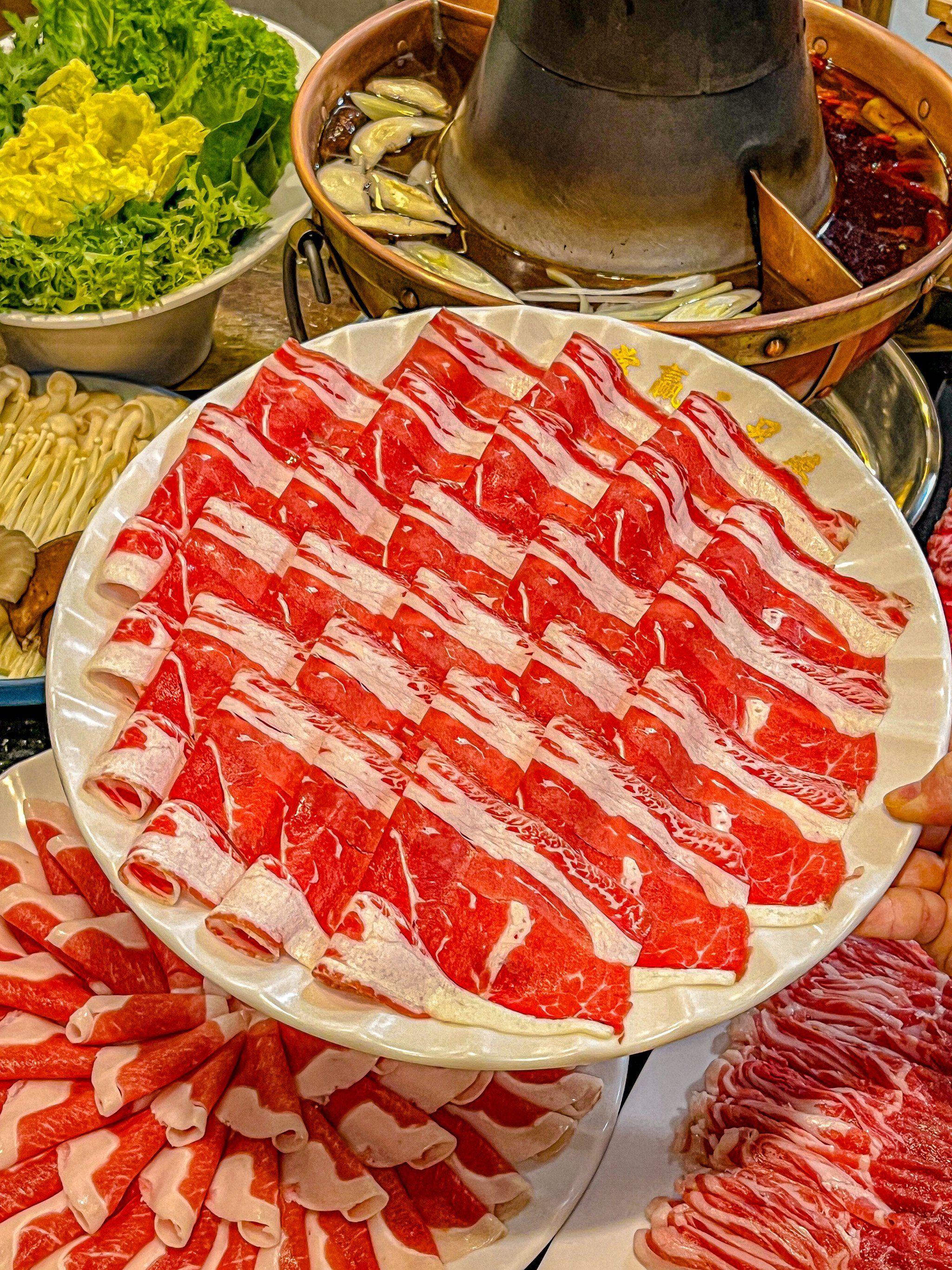 n常赢三兄弟选用的91肉均来自内蒙古乌旗的"乌珠穆沁"的羔羊,扣盘