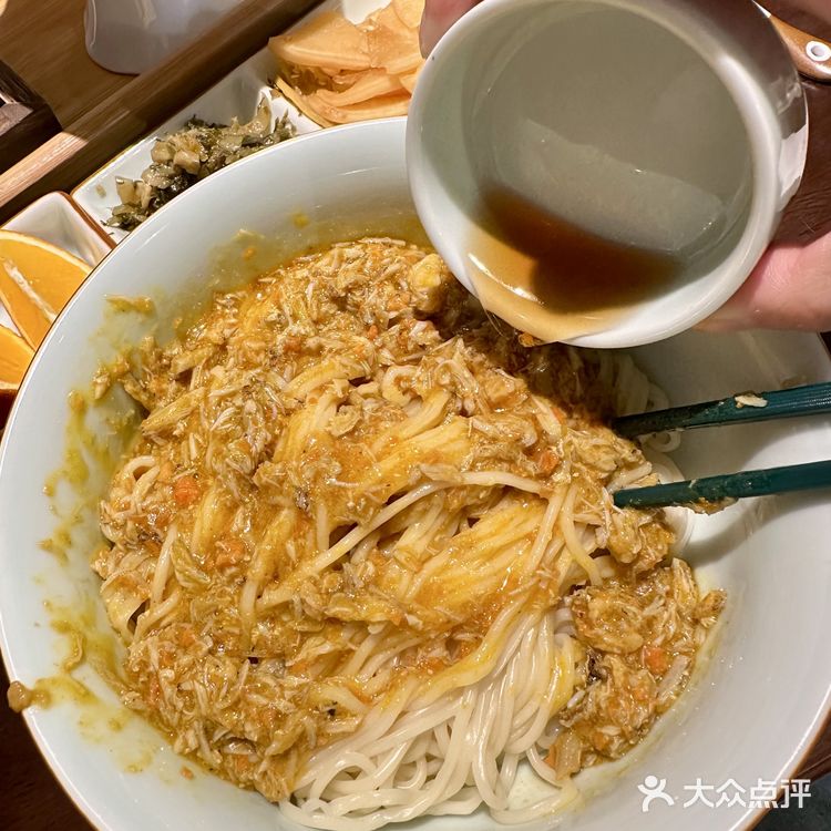 北方人总要吃一次蟹黄面吧🦀真是香迷糊了!