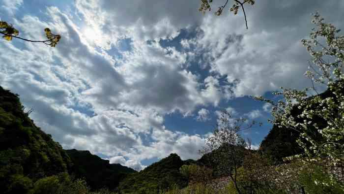 天盛湖生态风景区"天盛湖风景区位于门头沟境内,四面环山.被.