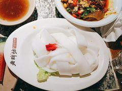 -老牌坊云南鱼豆花火锅(哈西万达店)