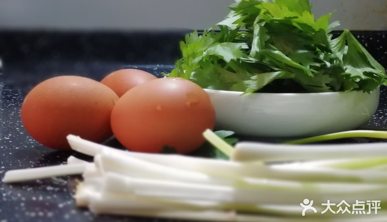 被忽视的营养食材芹菜叶系列之香芹叶炒蛋