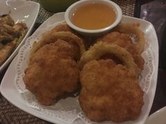 虾饼配洋葱圈-自然餐厅(Phuket)