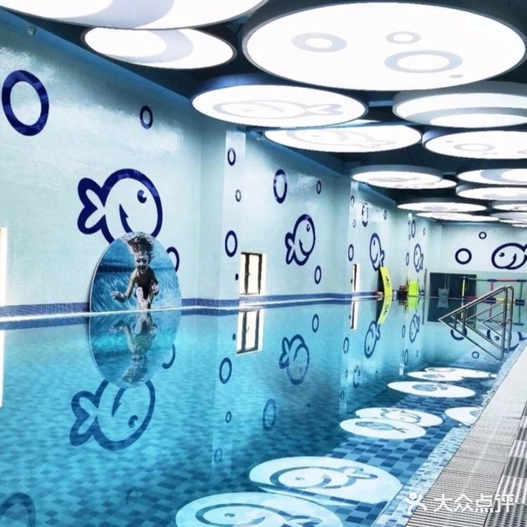 周末遛娃就带他们去游泳吧，强身健体