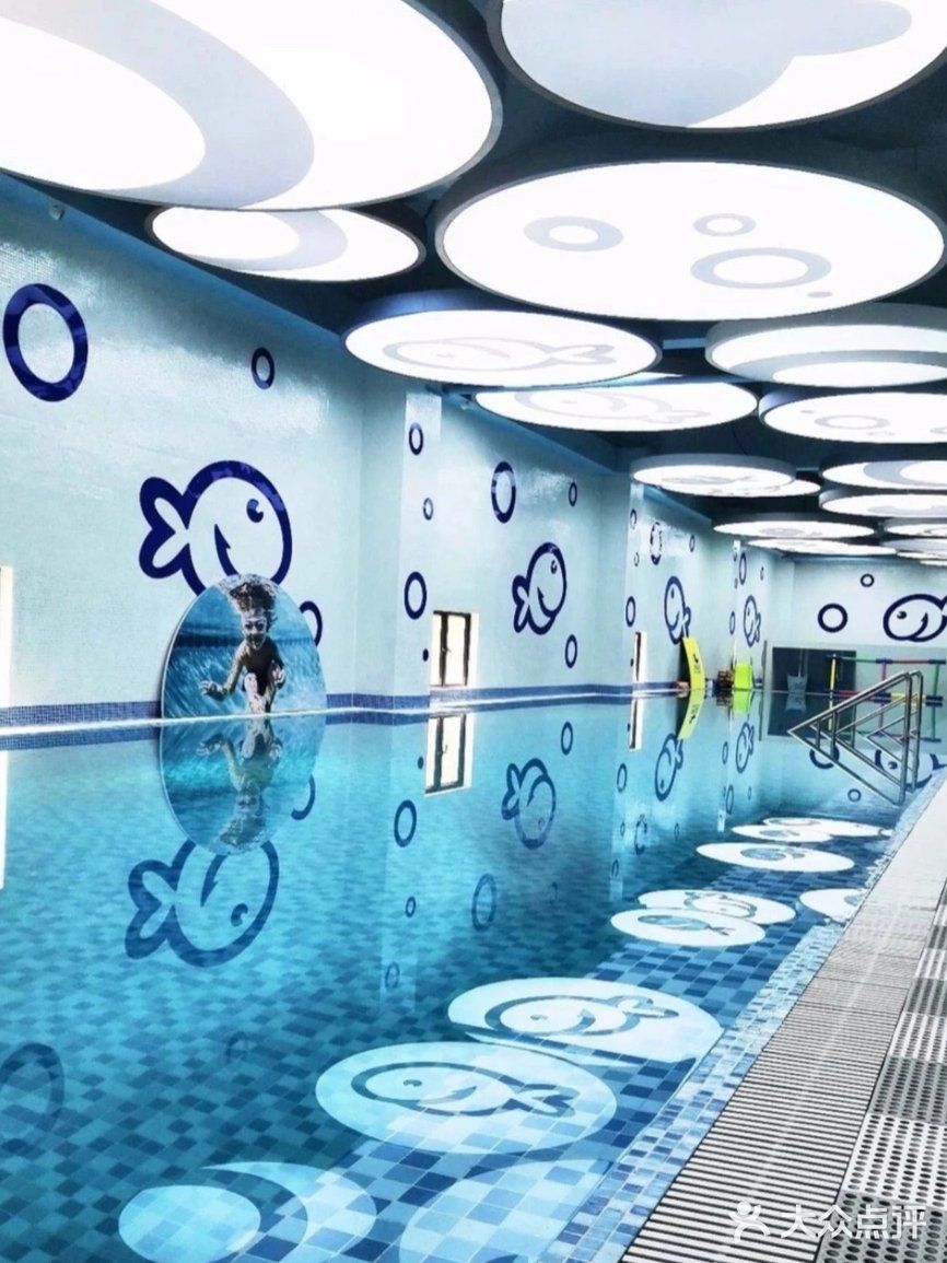 周末遛娃就带他们去游泳吧，强身健体