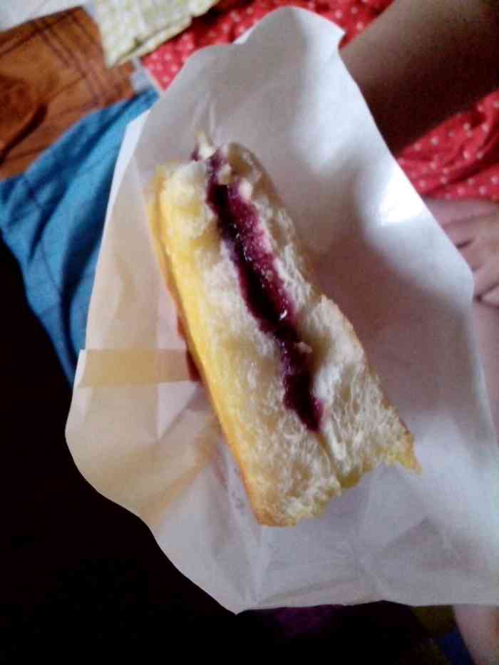 打分 服务非常好,面包很好吃,蓝莓酱也很多,非常满意的一次购物,希望