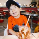 OMG～孩子一顿吃掉半张披萨，这到底有啥魔法！？