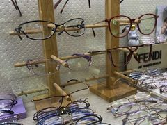 -三叶眼镜城批发市场(上海火车站店)