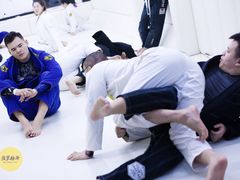 -菠萝格斗巴西柔术训练馆