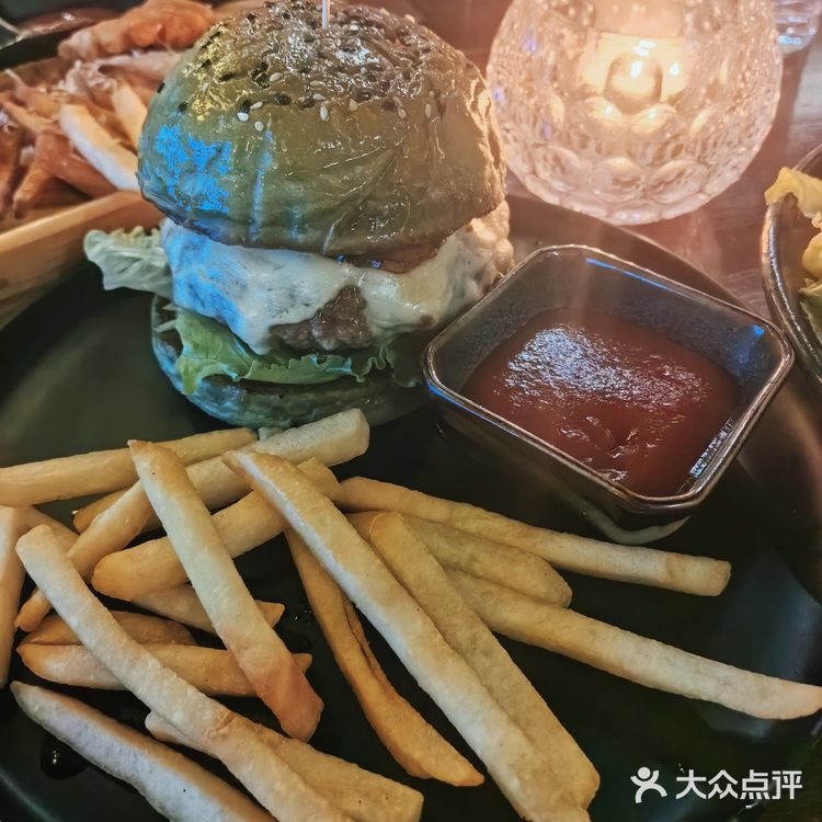 这不仅是一家酒吧