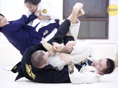 -菠萝格斗巴西柔术训练馆