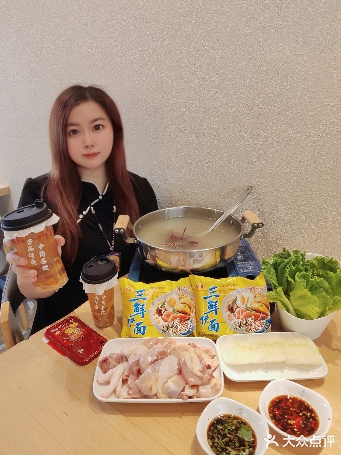 太卷了！吃个鸡煲还能把脉拔罐！？