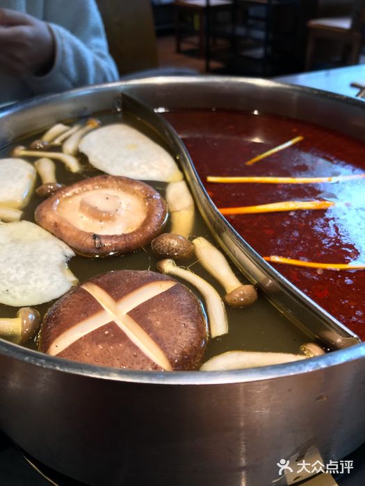 熬八年火锅(三里屯店)菌汤鸳鸯锅图片