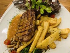 -Chom Cafe and Restaurant