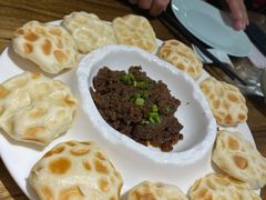 鲅鱼酱配石头饼-聚缘堂·海鲜私房菜(松岭路店)