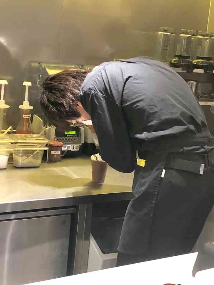 新开的商场一楼,跟星巴克一左一右,附近麦当劳就这一家,还可以点咖啡