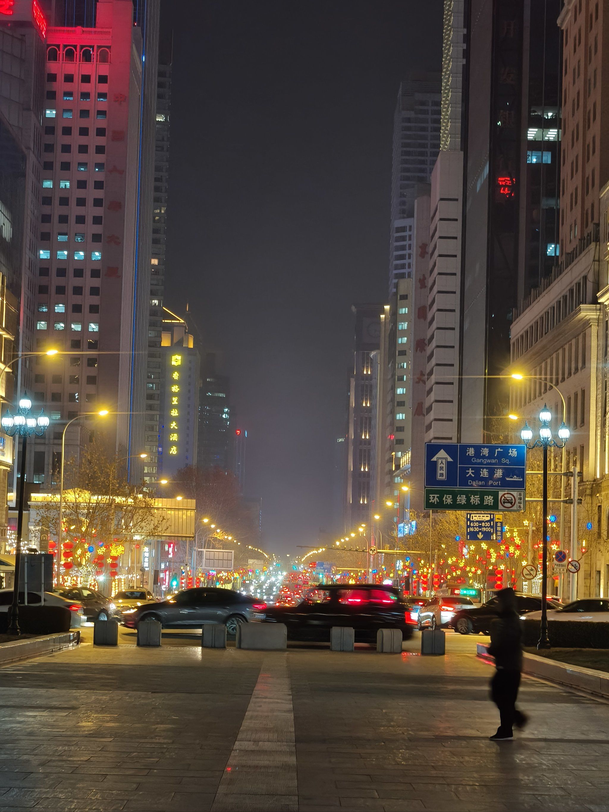 古香的风格和各种彩灯和路灯的错,灯光下夜景仿佛童话世界般让人沉醉