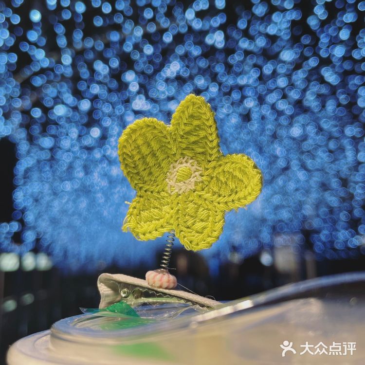 杯中月光,一抿清新,回念就似綠花滿綻繁盛。