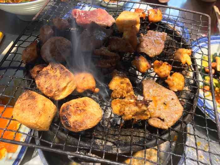 胡同泥炉烤肉-"[薄荷]环境:也是老式那种装修,有小黑.