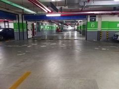 -绿地缤纷城-停车场