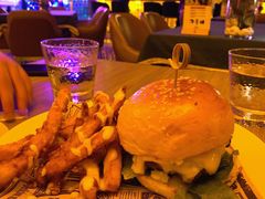 洛杉矶双重车达芝士牛肉汉堡-J·one Bistro吉萬酒厨·牛排