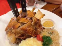 德式烤猪肘配酸菜土豆泥-申德勒加油站西餐厅Schindlers Tankstelle(上海外滩店)