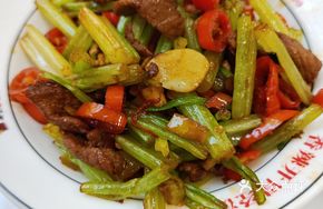 Stir-Fried Yellow Beef with Rice