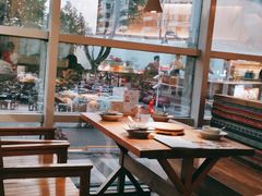 靠窗位-蜜桃餐厅·伴山(湖滨商业街店)