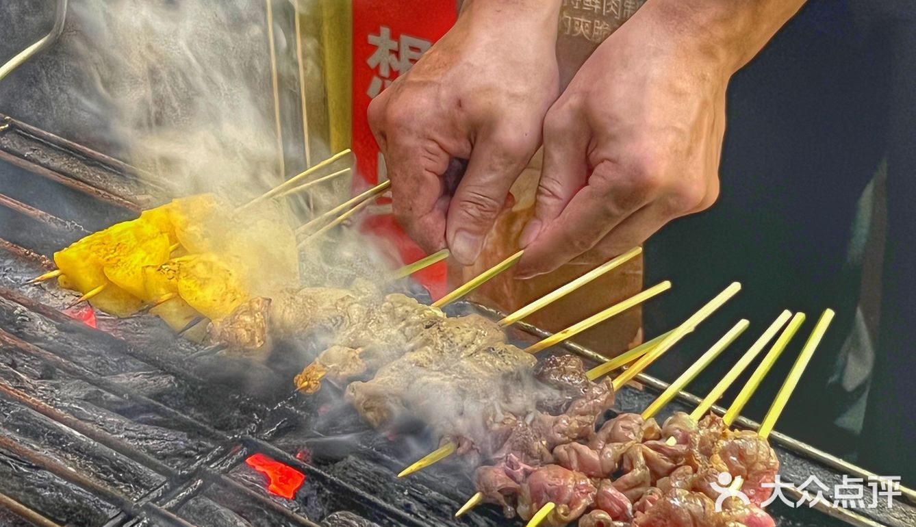 露天街边吃烤串才是厦门，白天肉铺晚上烤串