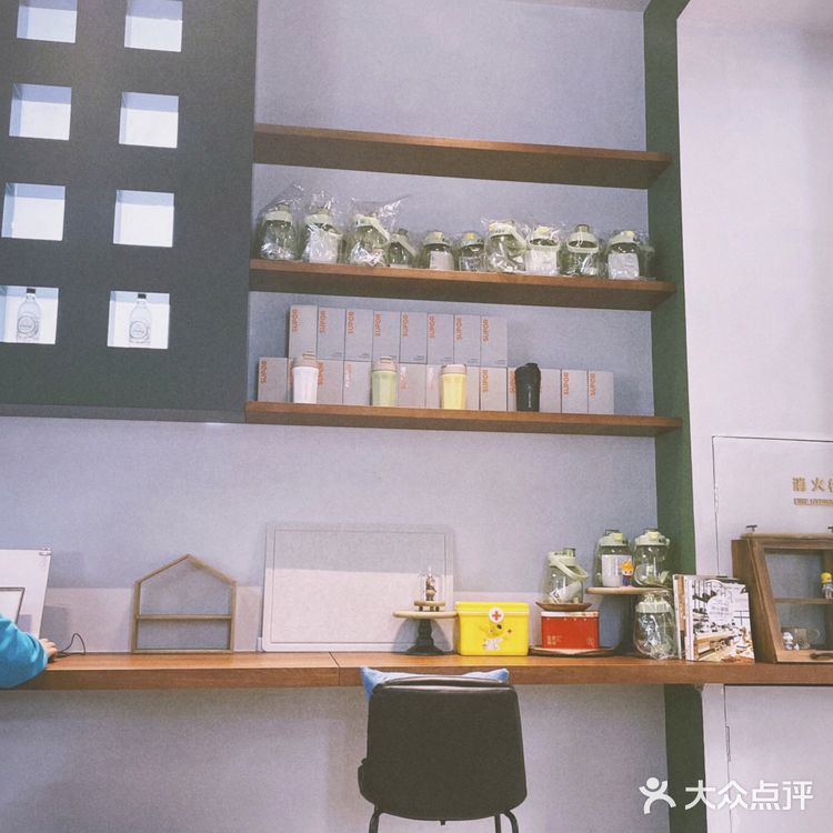 出来绕了几圈,搜了附近的咖啡馆。最近就是有瘾