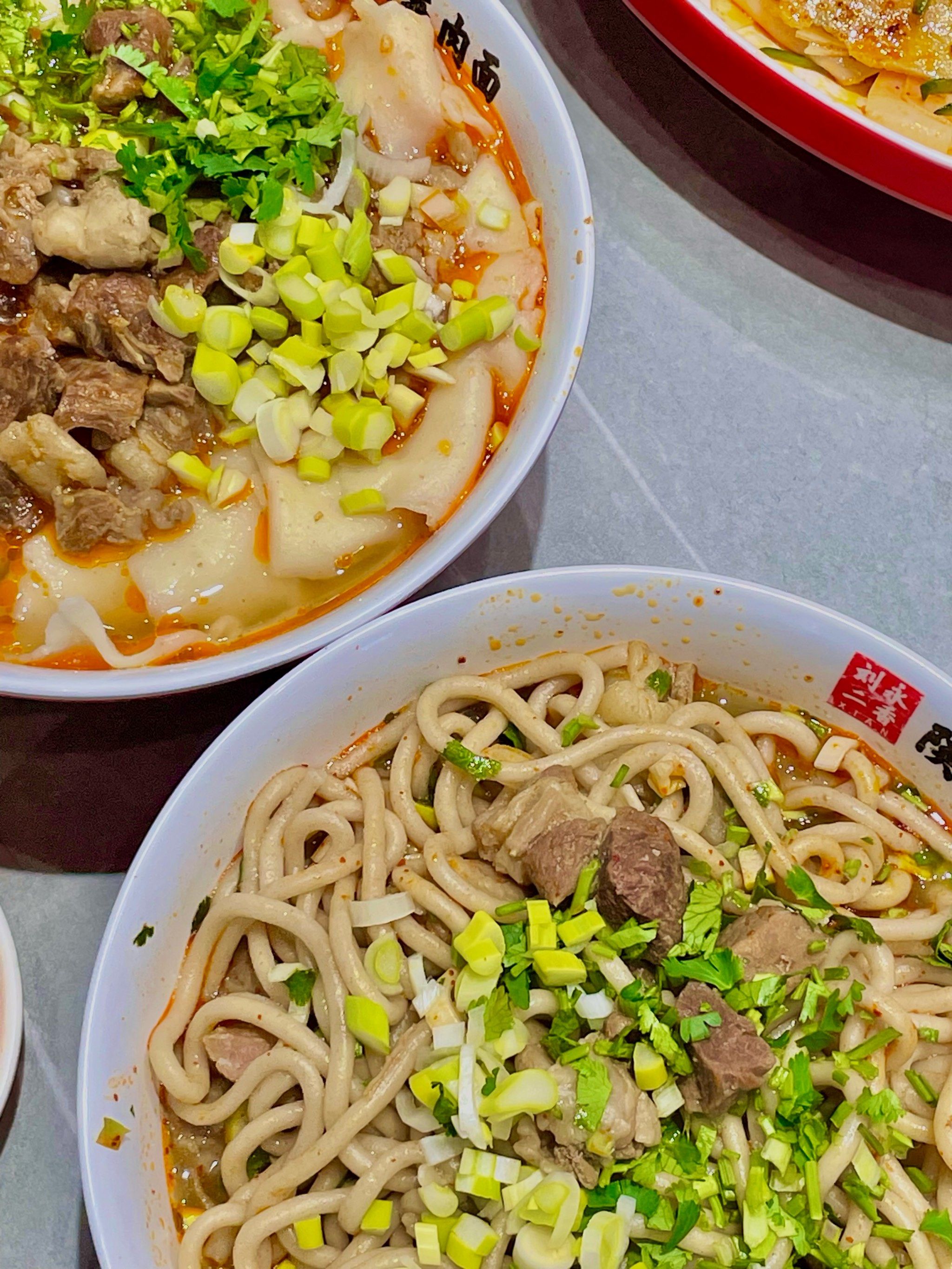 点了两份羊肉面🍜
一份手工揪面片一份饸饹
揪面片爽滑有嚼劲