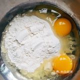 晚餐喝稀饭来个香喷喷的丝瓜蛋饼吧