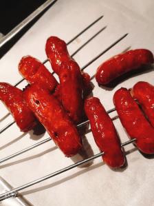 鸡肉不是很入味 「秘制油饼」饼切为四份,口感不入味 「烤香仔肠」