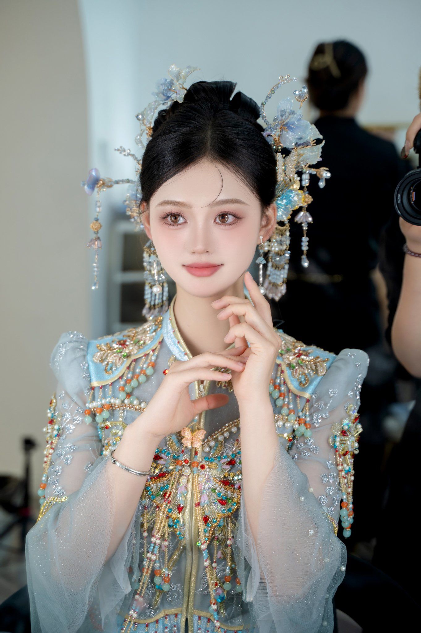 太阳花卷翘睫毛搭配上扬眼线
突出精致