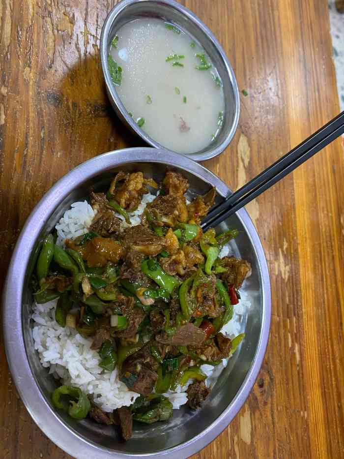 猪脑盒饭店(原报社分店"每次过去都是吃猪头肉盒饭,感觉吃别的菜就.