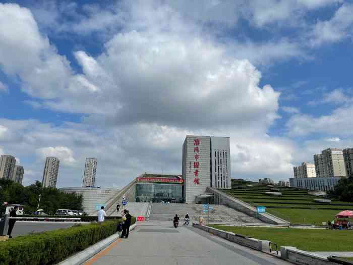 沈阳市图书馆-"都说孩子是我们的一面镜子,她会学习,模仿.