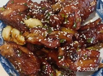 买来肋排冲洗干净，下水焯出血沫。重新另备一锅水加大料