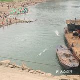 去吃抄手的路上看到河边隐约有人影 吃完抄手回来还没散场