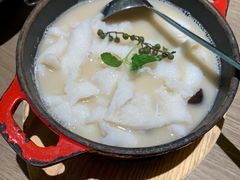 酸汤嫩鱼片-小大董·烤鸭(凤凰汇店)