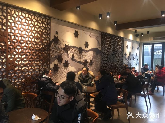 星巴克臻选(成都宽窄巷子店)大堂图片
