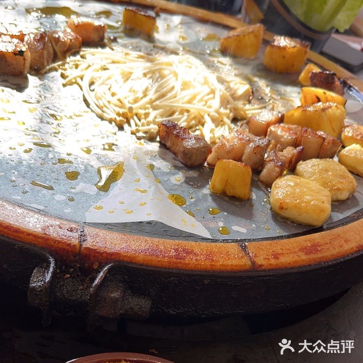 这家餐厅环境很好，非常干净整洁，食物不