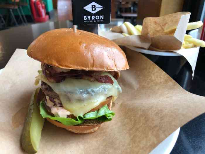 我最喜欢chilli burger, 适合四川人口味哈哈～ 他家的服务生都是超