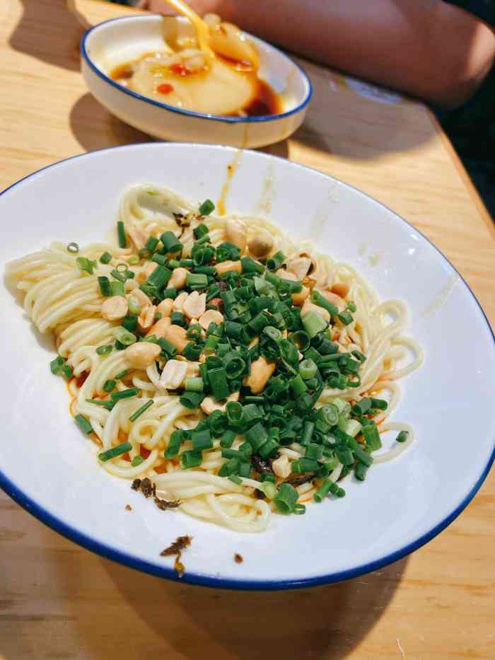 正东担担面(解放碑总店)-"虽然国泰广场的人气不算旺,但正东担担面的.