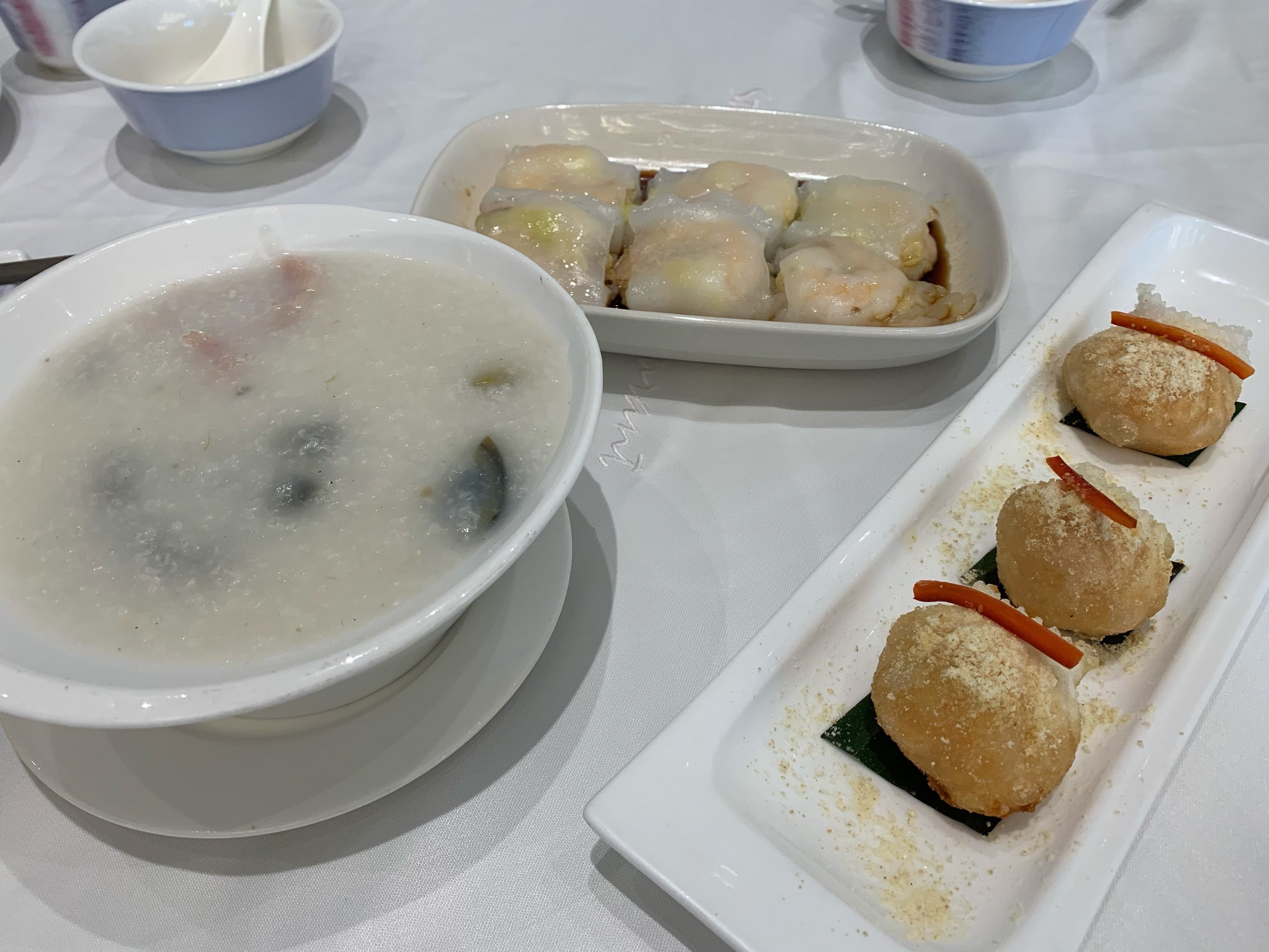 利宝阁创立于香港,为传统的酒楼形式.来深