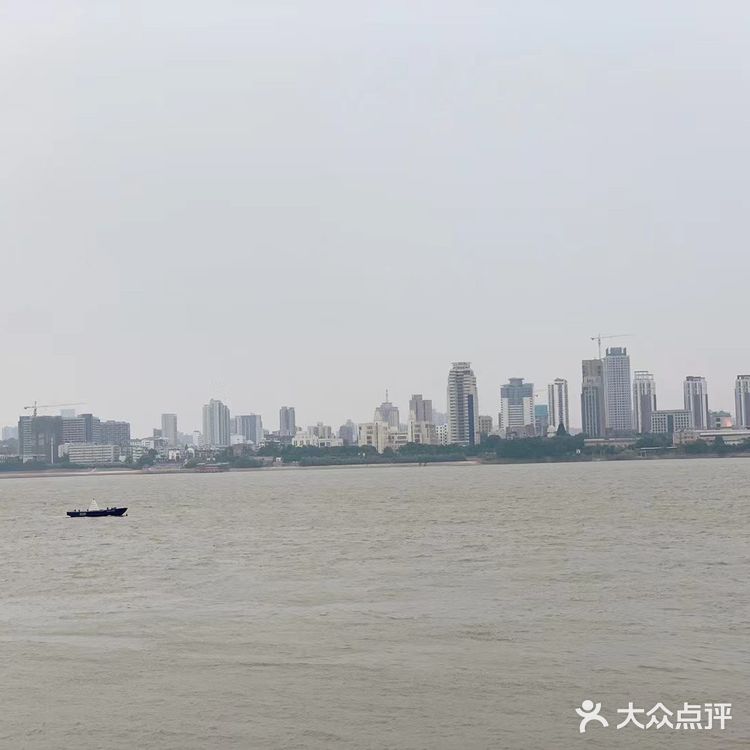 武汉市民休闲好去处，还有雄伟壮观的鹦鹉洲长江大桥